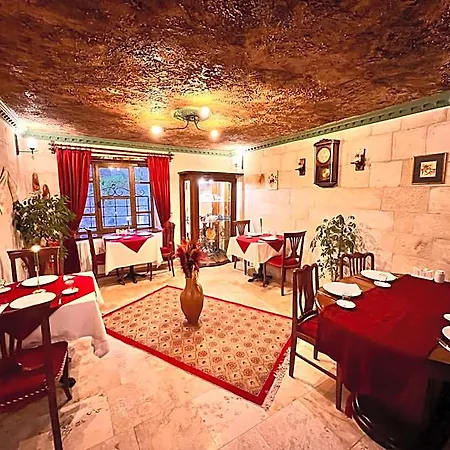 Otel Shadow Cave House