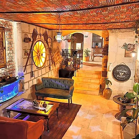 Shadow Cave House Otel